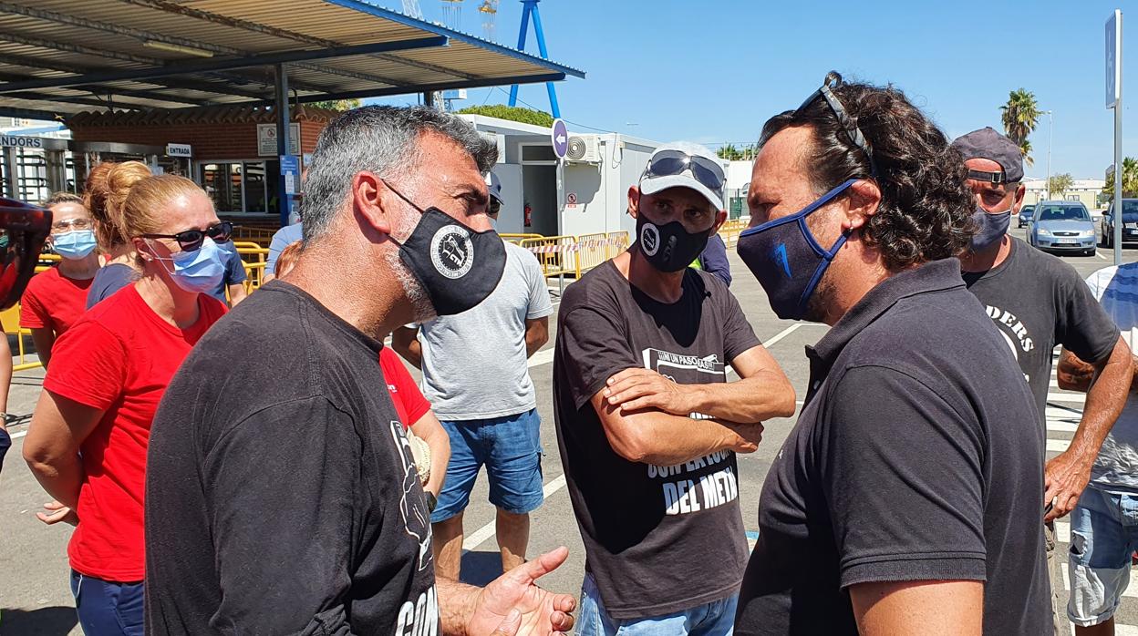 Visita del alcalde de Cádiz a los trabajadores acampañados frente al Astillero de Puerto Real.