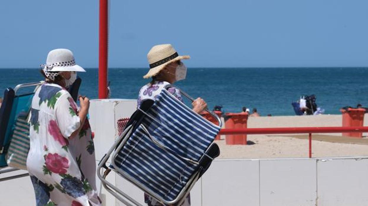 Este martes será una jornada propicia para ir a la playa en la costa de Cádiz.