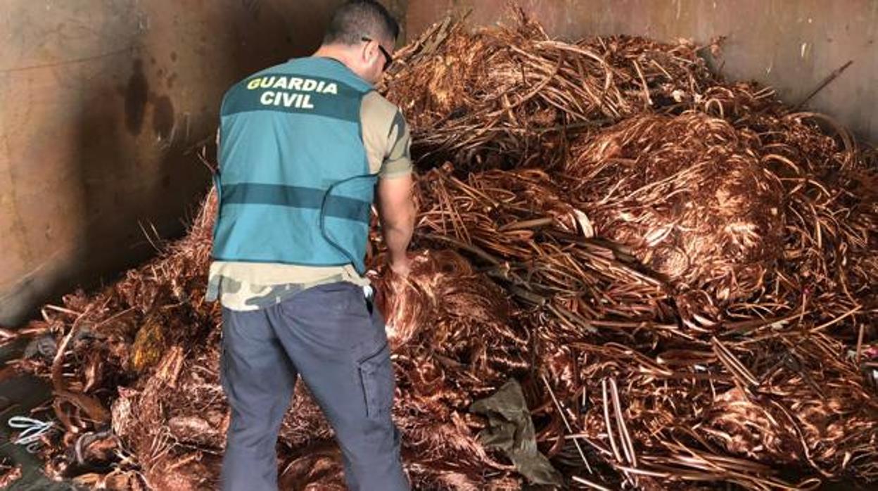 A la banda los agentes le requisaron más de tres toneladas de cable de cobre en el momento de la detención