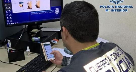 Investigadores de la Policía Nacional alertando sobre delitos informáticos a través del móvil