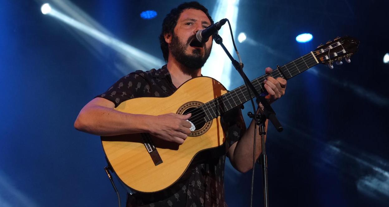 El cantante malagueño actuó en la plaza de toros de El Puerto dentro de la programación del Cabaret Festival.