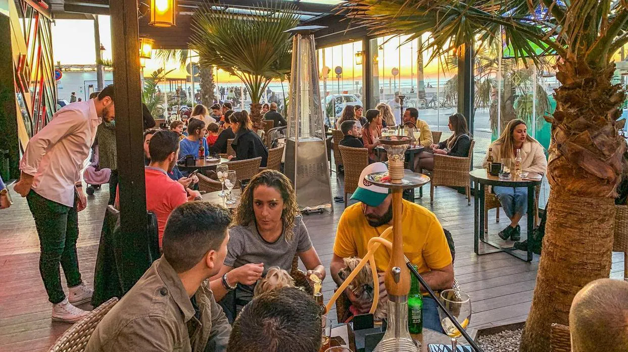 El Ykebana, en el Paseo Marítimo de Cádiz, ofrece desde este lunes comida del restaurante Arsenio Manila.