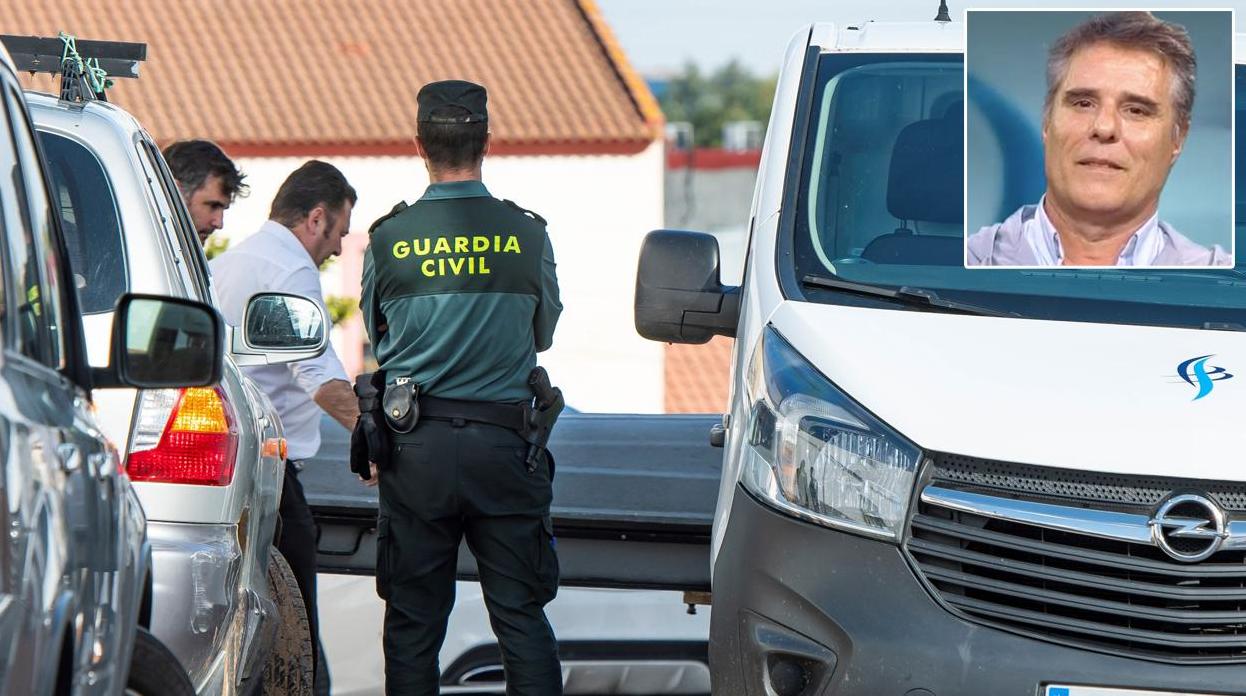 A la derecha una imagen de la víctima, cuyo cuerpo apareció tirado en el suelo de su casa