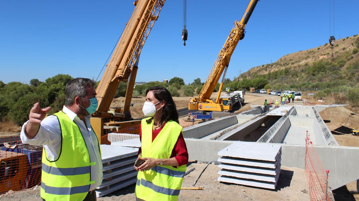 El alcalde de Aznalcóllar, Juan José Fernández, y la delegada de Fomento, Susana Cayuelas,en la obra