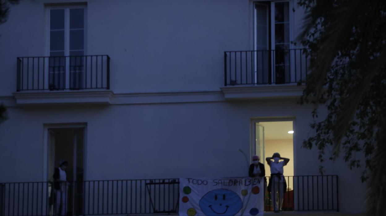 Aplausos en los balcones de la residencia Matía Calvo durante el confinamiento