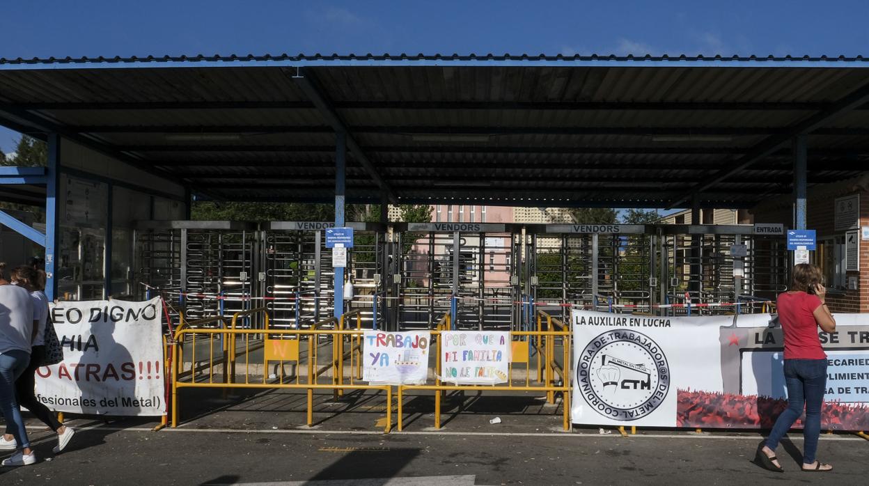 Aspecto que presentaba la entrada del astillero de Puerto Real tras las protestas de los trabajadores del metal