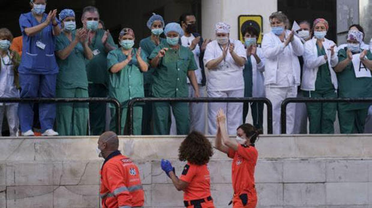 Sanitarios en la entrada del Hospital Puerta del Mar durante el aplauso de las ocho, en una imagen de abril.