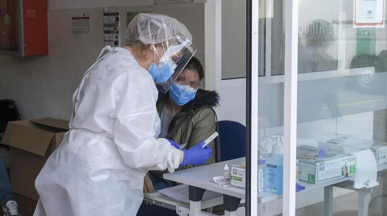 Una enfermera realiza un test rápido a una sanitaria, en una imagen de archivo.