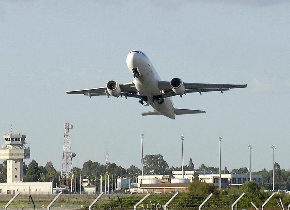 Un avión despegando del aeropuerto de Jerez