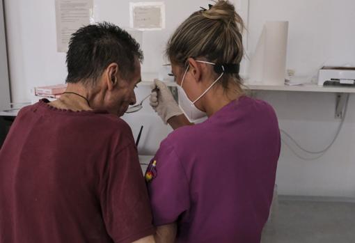 Un usuario, atendido en la residencia de Chiclana.