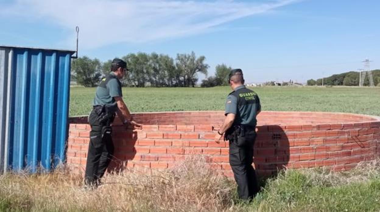 Imagen de archivo de un pozo agrícola y dos guardias civiles durante una investigación