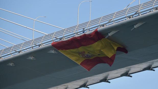 Despliegan una bandera de España de 298 metros cuadrados en el puente de La Pepa para despedir a Elcano