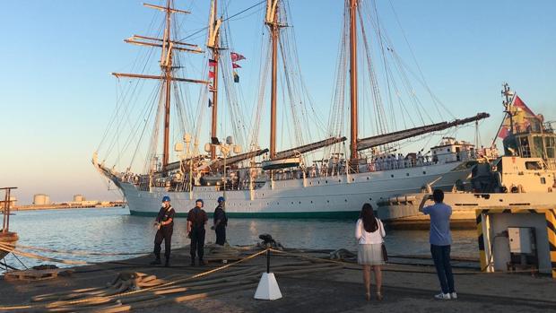 Armada, UCA y CEI·Mar realizan actividades científicas en el crucero de instrucción de Elcano