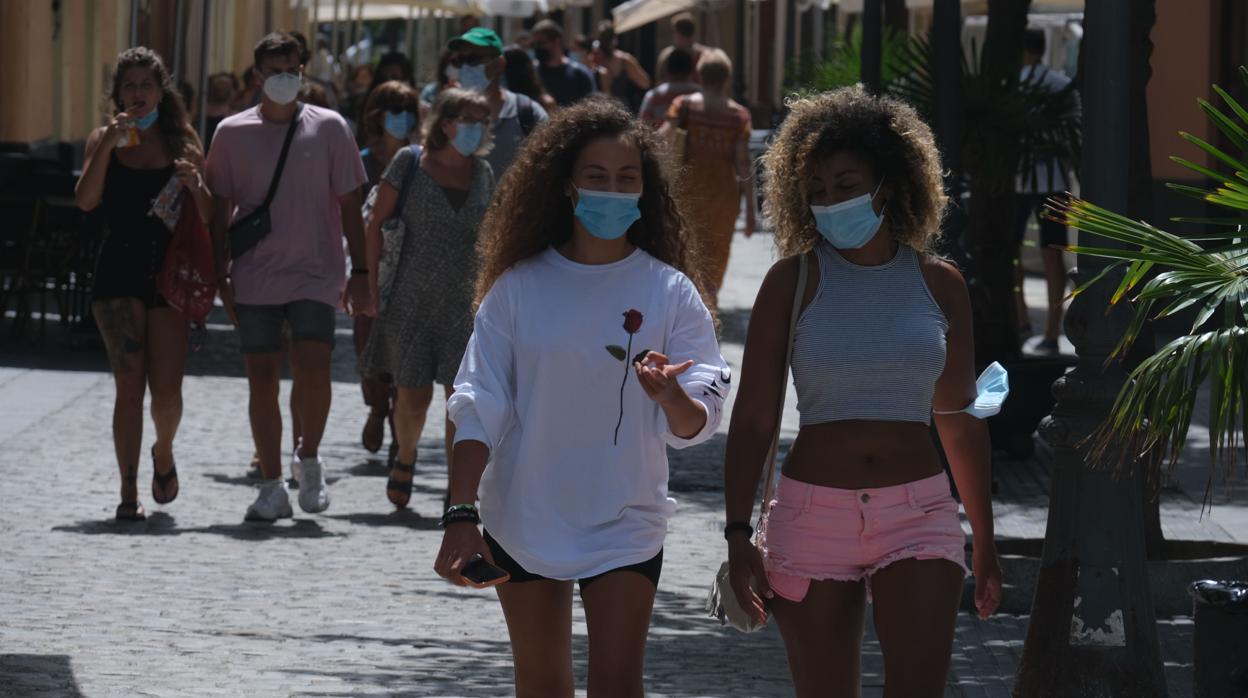 Jóvenes con mascarilla en Cádiz capital.