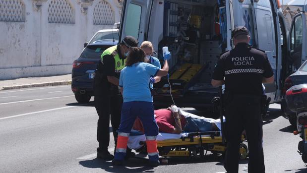 Herido tras un accidente de moto en la Avenida de Astilleros de Cádiz