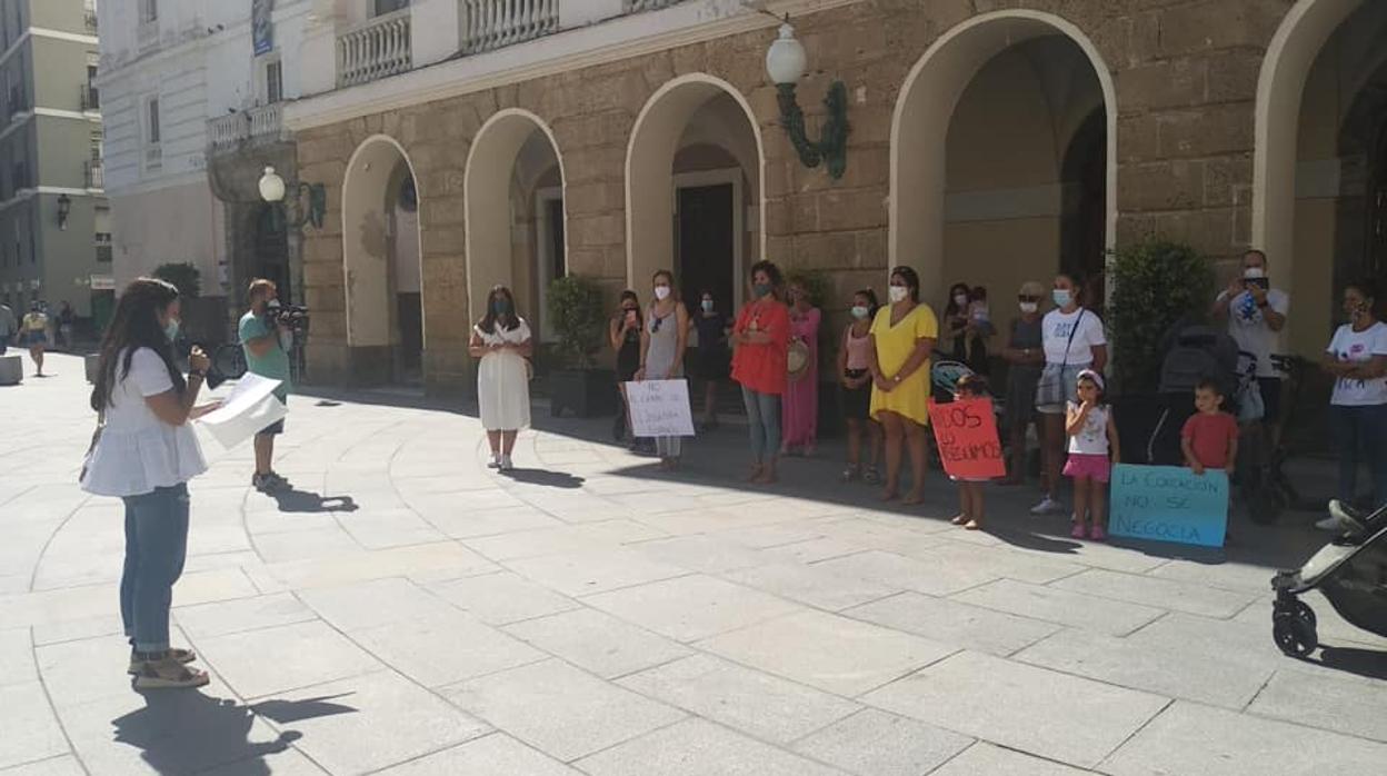 Concentración de padres a las puertas del Ayuntamiento