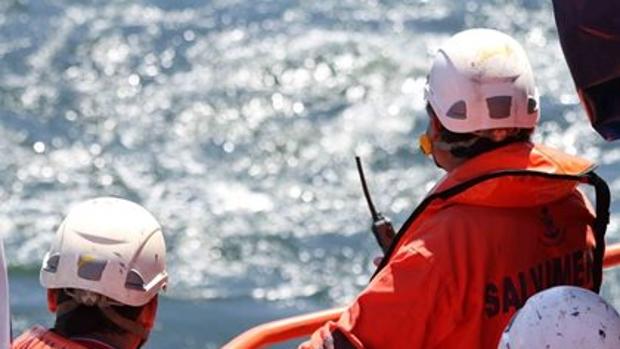 Rescatan a cinco menores marroquíes en una balsa de juguete en aguas del Estrecho