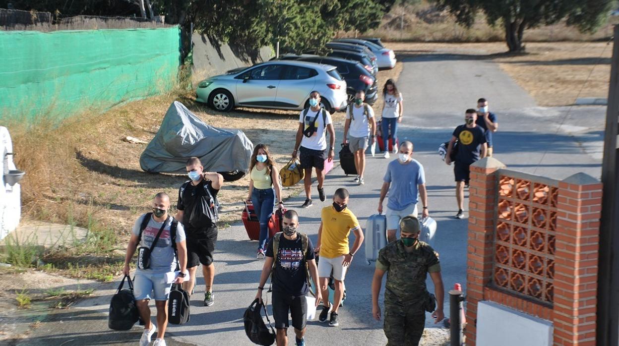 Los alumnos, llegando a Camposoto.