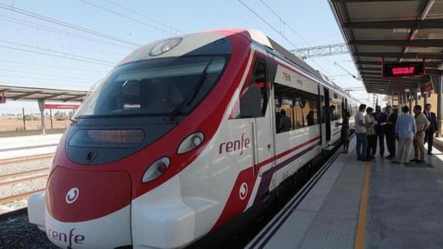 Renfe para un tren Sevilla-Cádiz por la caída de un camión desde un paso superior