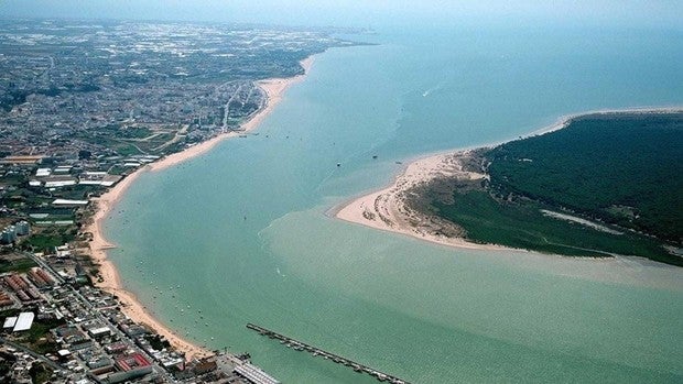 Dos marineros caen desde cinco metros a la sala de máquinas en el puerto de Sanlúcar