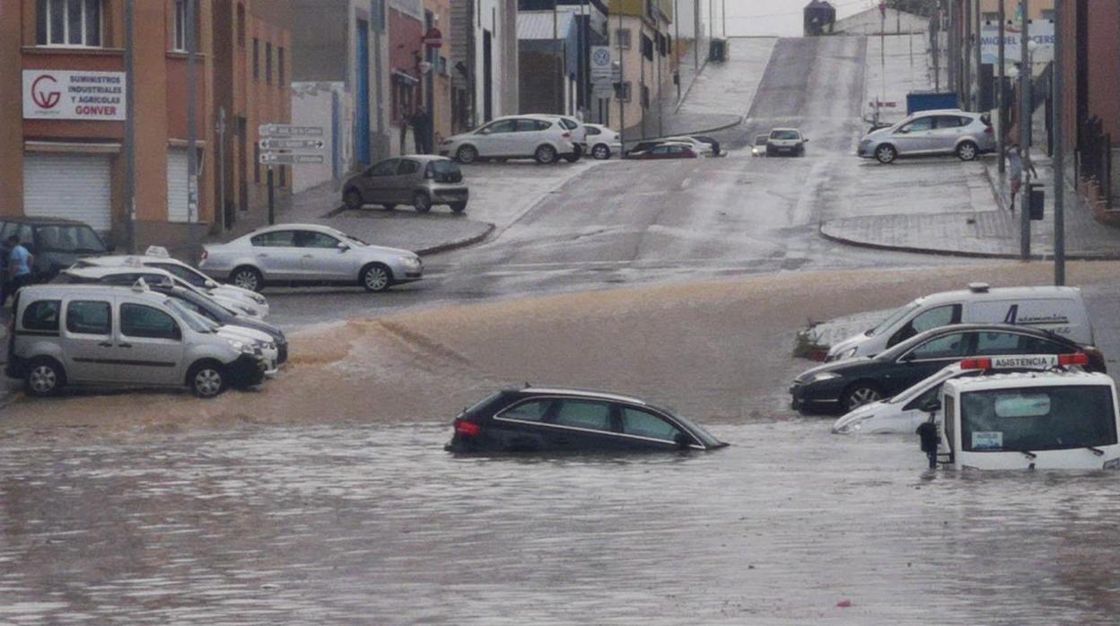 Varios vehículos inundados en una de las calles de Estepa el pasado 11 de agosto