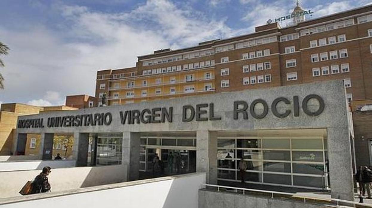 Fachada principal del Hospital Virgen del Rocío