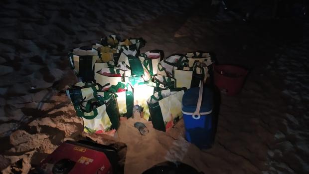 Desmantelada una fiesta ilegal con más de un centenar de personas en la playa de Valdevaqueros