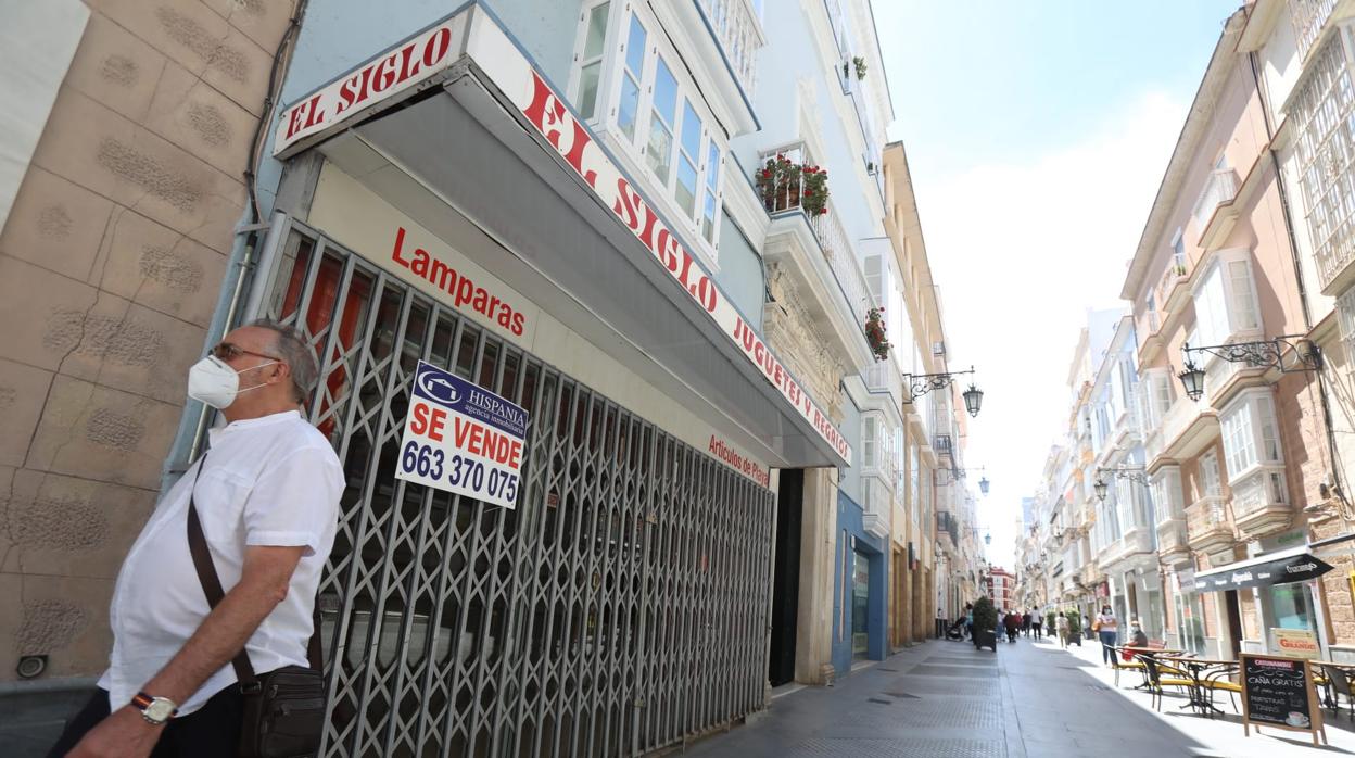 La calle Ancha de Cádiz, con escasa presencia de público y varios negocios cerrados, este verano.