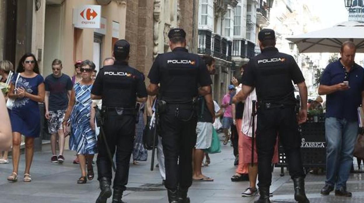 Foto de archivo de la Policía Nacional patrullando por el casco histórico de Cádiz.