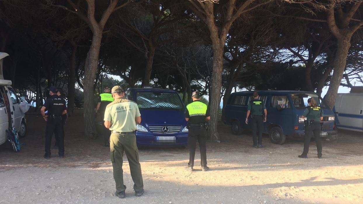 Numerosos vehículos acampan de forma ilegal para pernoctar en Tarifa.