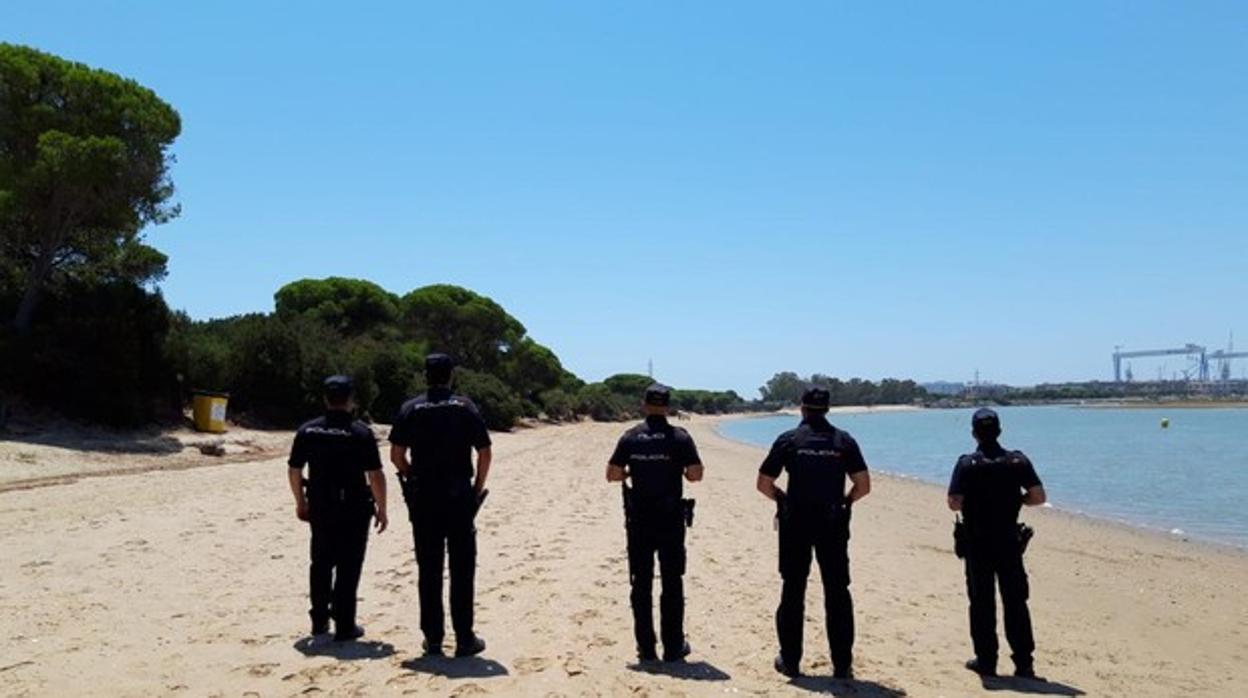 Agentes en la playa de Río San Pedro