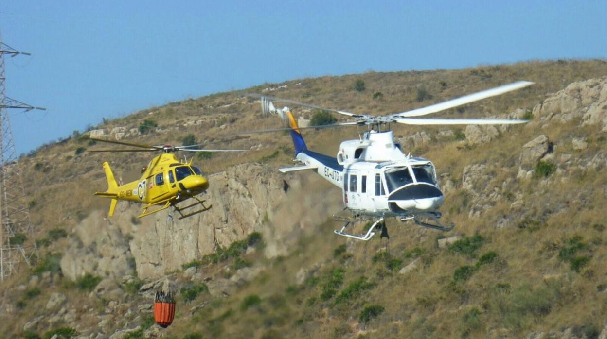 Una treintena de bomberos y dos helicópteros logran controlar un incendio en Tarifa