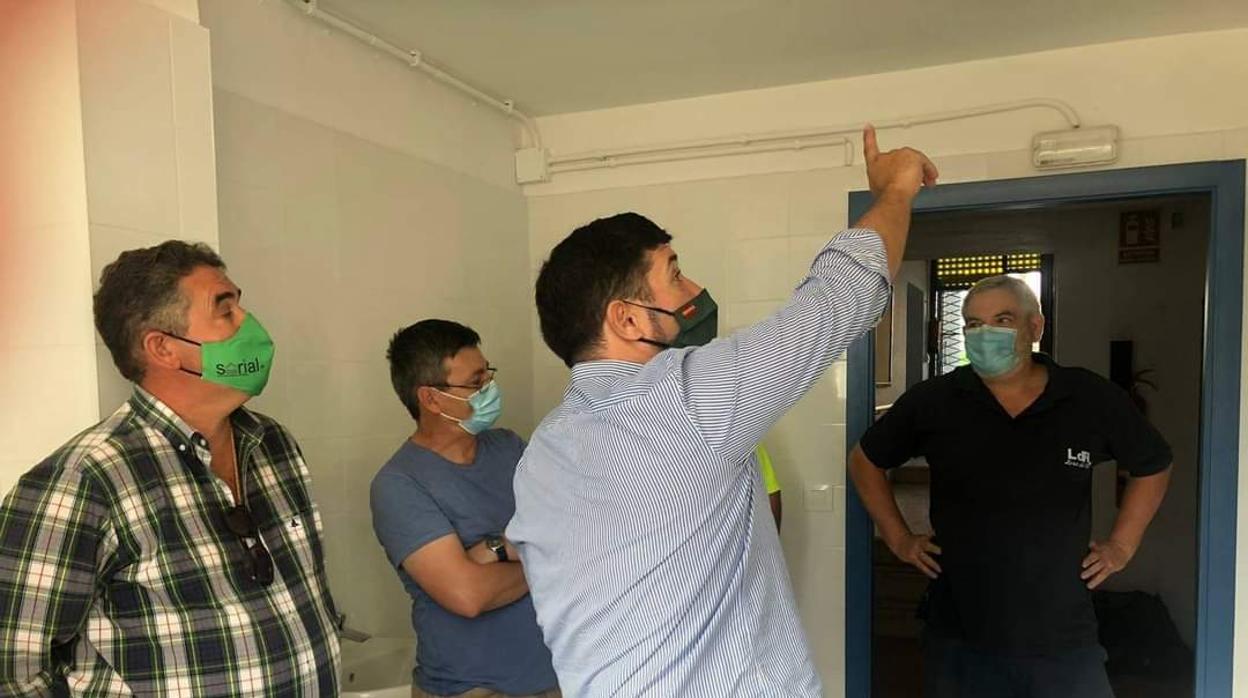 Visita reciente del alcalde de Lora del Río, Antonio Enamorado, al colegio Calasanz