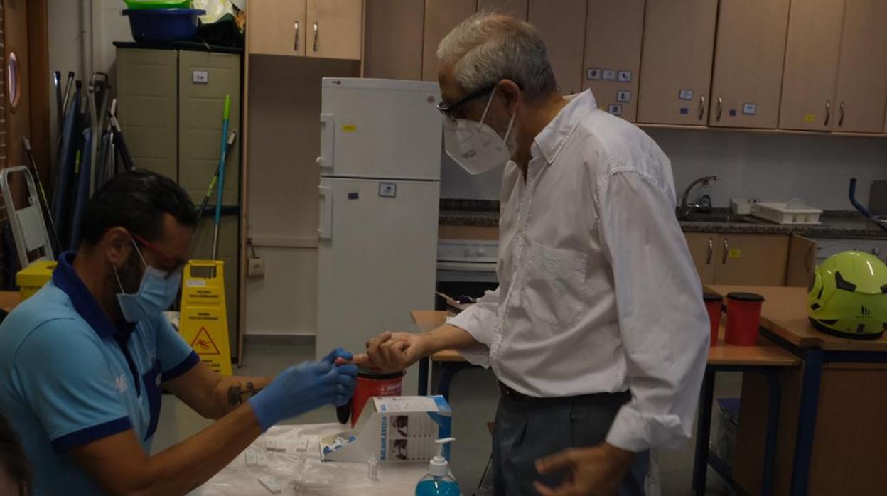 Un docente se realiza las pruebas en el IES Cornelio Balbo de Cádiz.