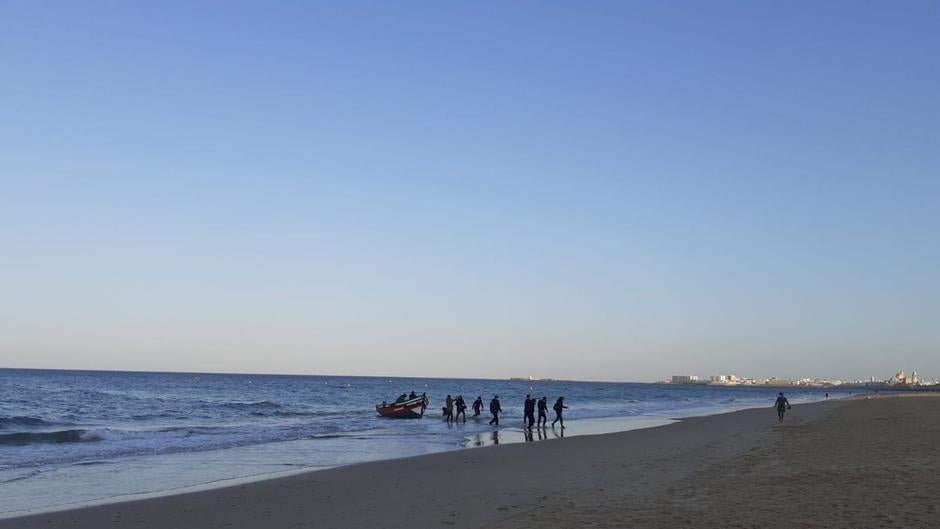 Llega una patera a la playa de Cádiz