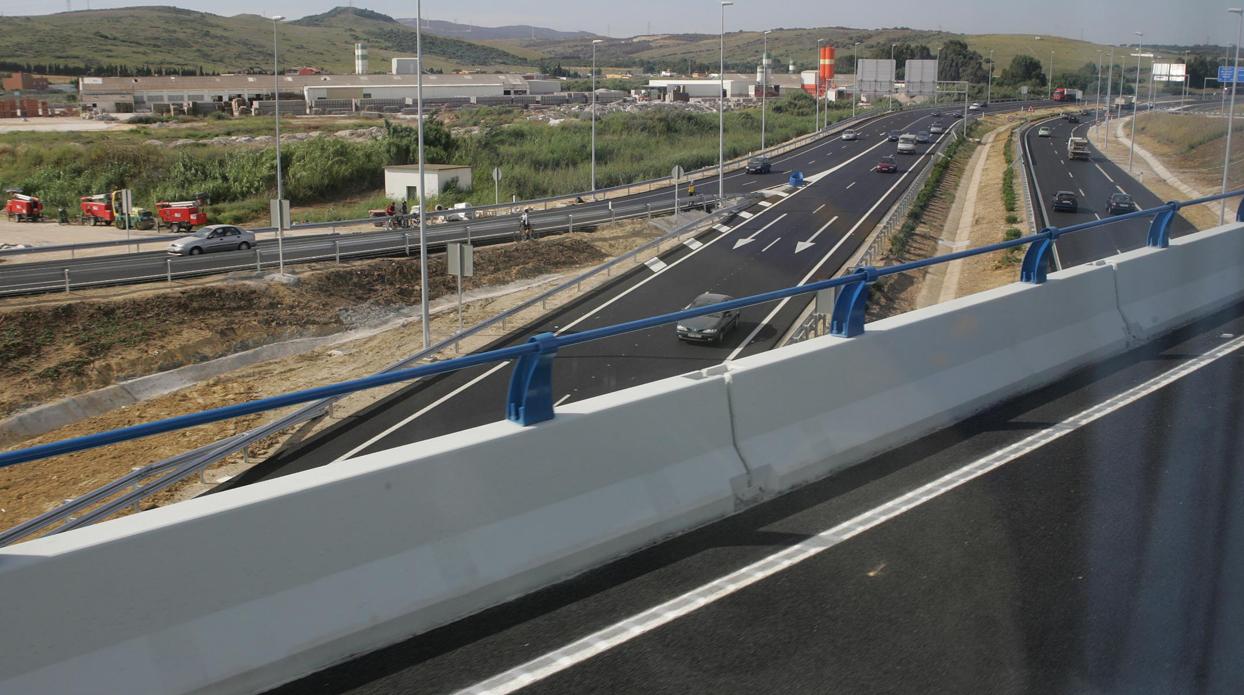 La brigada de mantenimiento de carreteras de la Diputación en Algeciras, confinada por un positivo