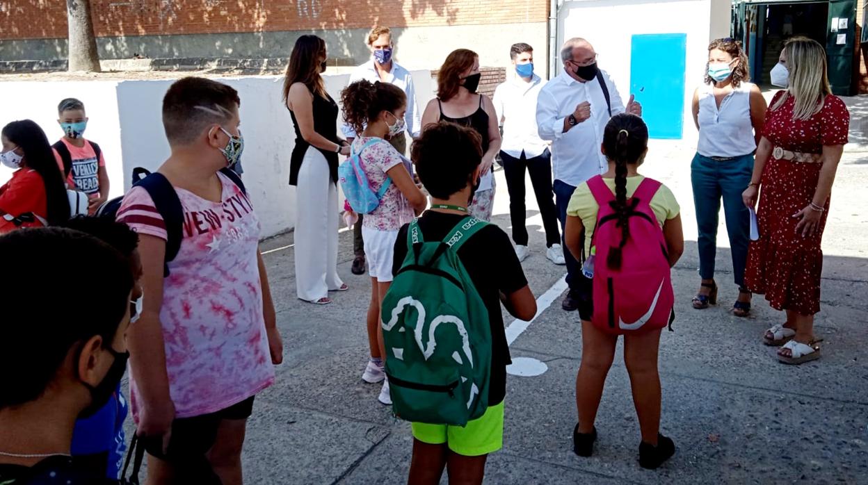 Los alumnos de Infantil y Primaria de San Juan de Aznalfarache han regresado hoy a las aulas