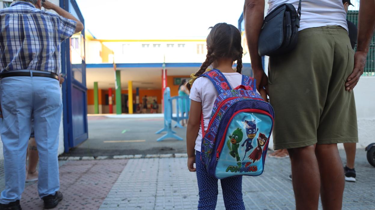 Dos incidencias puntuales en Bolonia y Arcos marcan el inicio del curso escolar en Cádiz