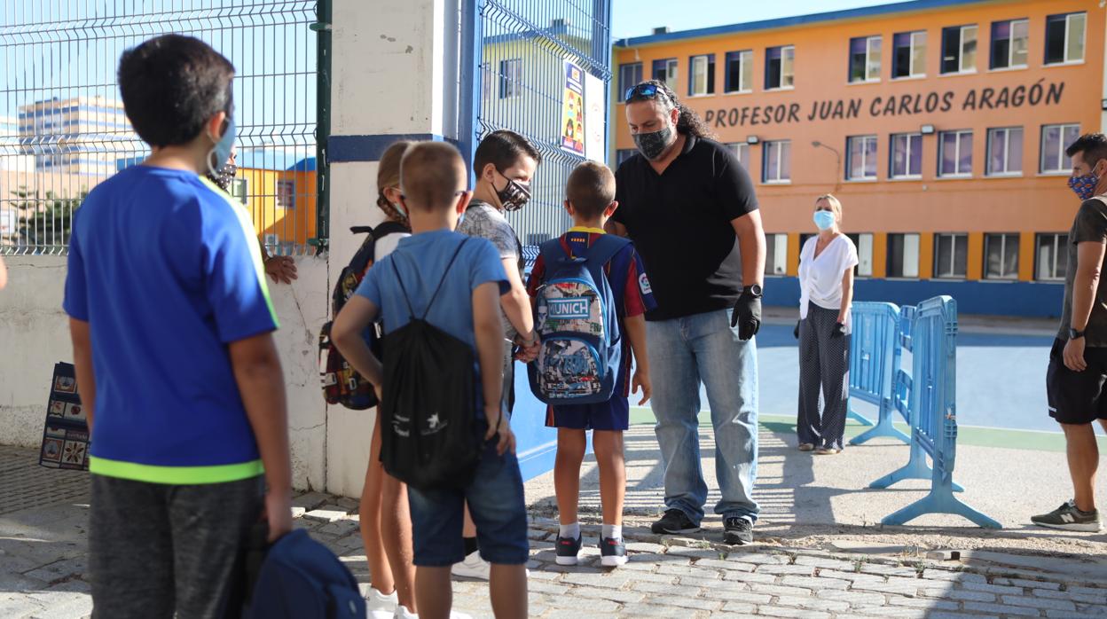 Miguel Ángel Guillén, director del colegio Profesor Juan Carlos Aragón, toma la temperatura a los alumnos.