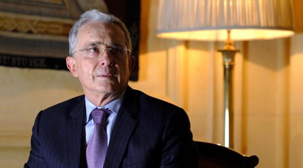 Más de cien organizaciones piden retirar el Premio Cortes de Cádiz a Álvaro Uribe