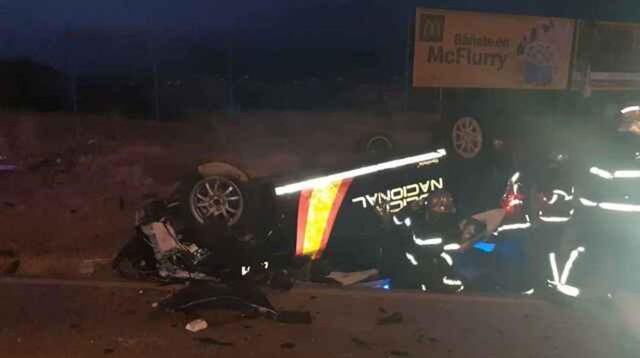 El coche en el que patrullaban los dos agentes heridos de Algeciras por la embestida del todoterreno de un narcotraficante quedó destrozado debido al brutal impacto que recibió. Sindicatos policiales alertan de que se necesitan mejores vehículos para poder hacer frente a los potentes automóviles que usan estos grupos criminales.