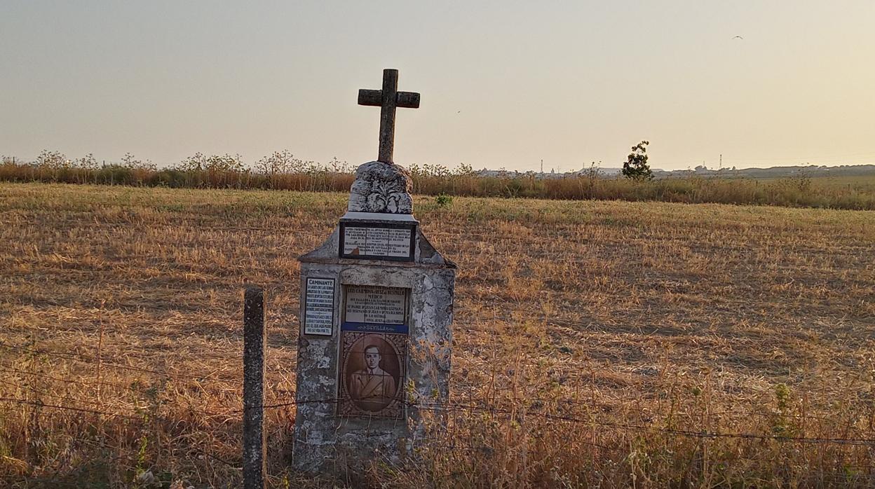 En el monolito que se encuentra al pie de la carretera se puede ver el retrato del joven médico