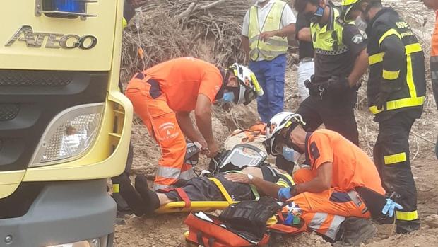 Los bomberos rescatan a un obrero atrapado en una máquina excavadora en San Roque