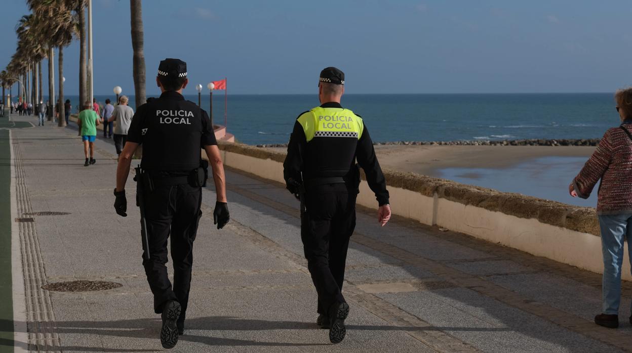 La Policía Local, de patrulla por Cádiz capital.