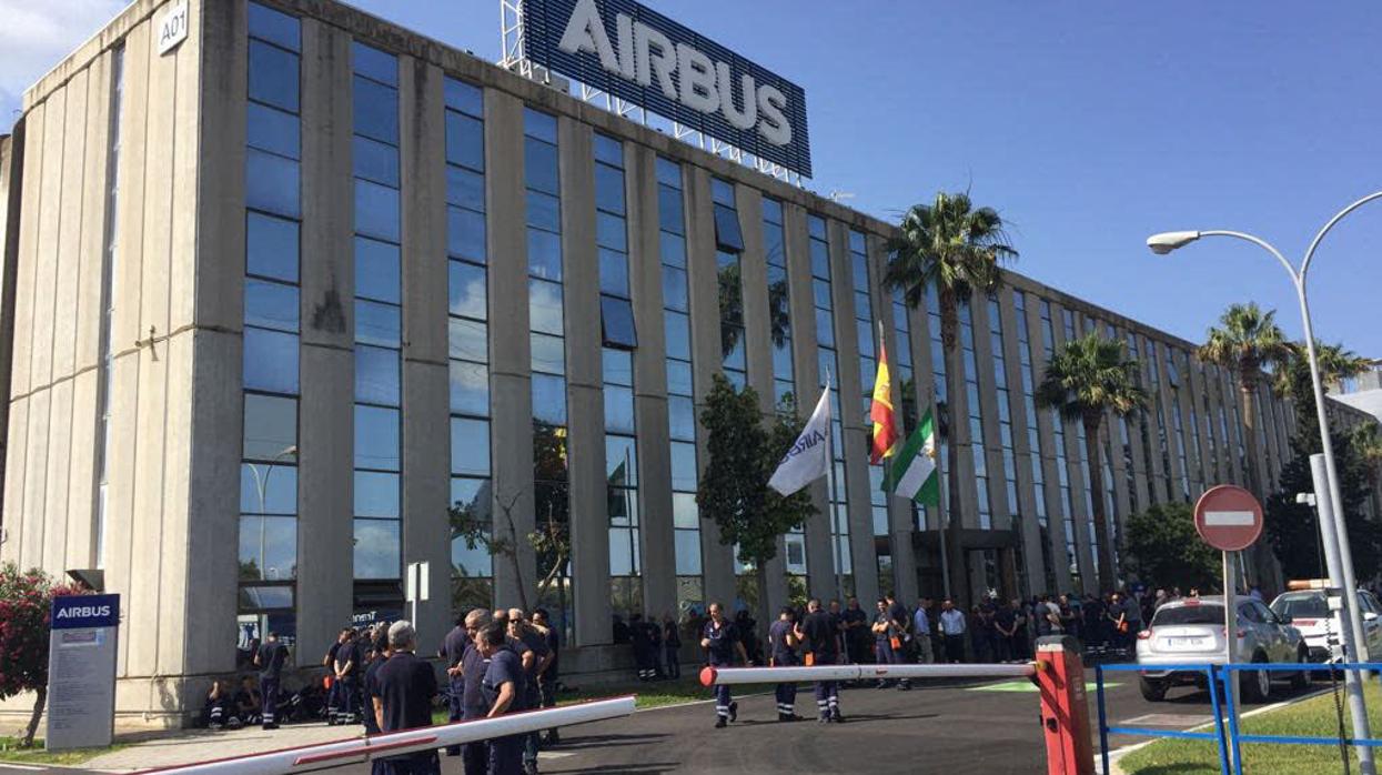 Concentración de trabajadores en la factoría de Airbus en Puerto Real