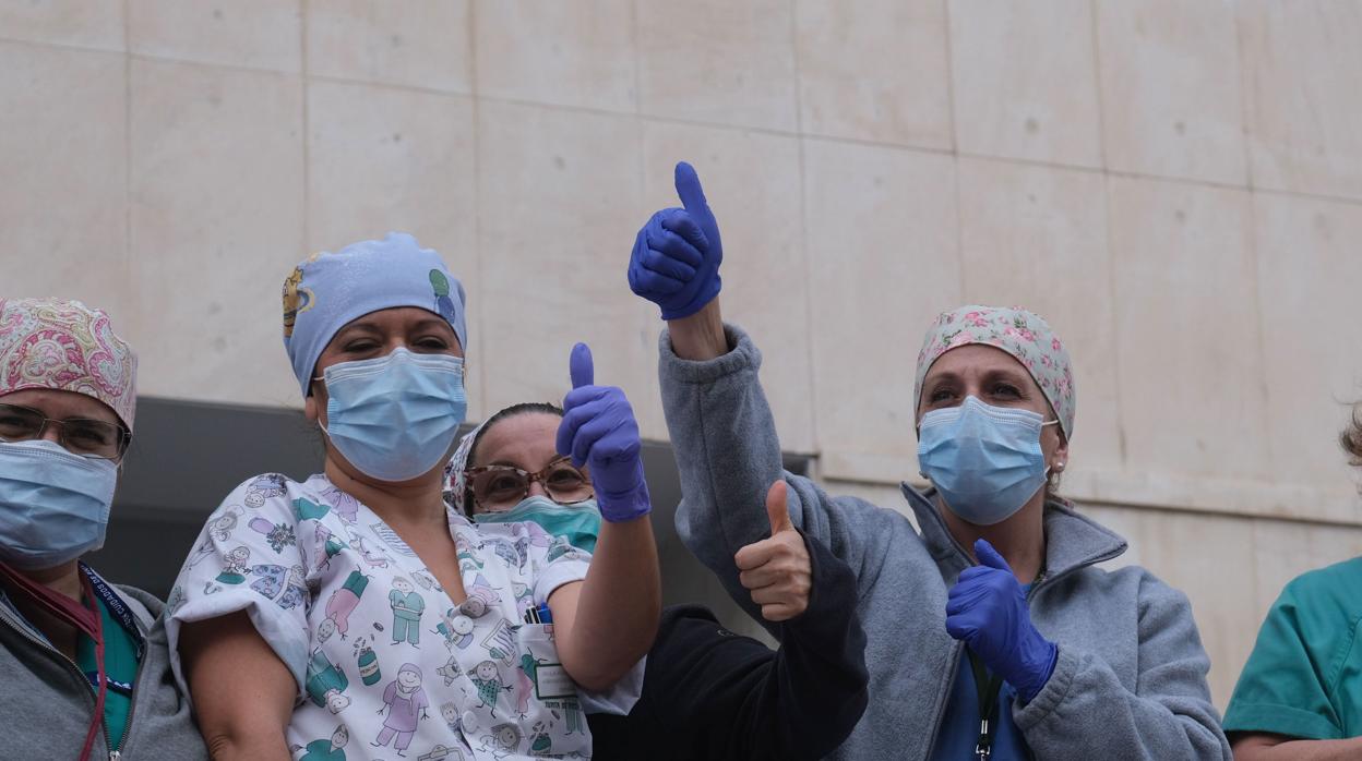 Sanitarios, en la puerta del hospital Puerta del Mar.