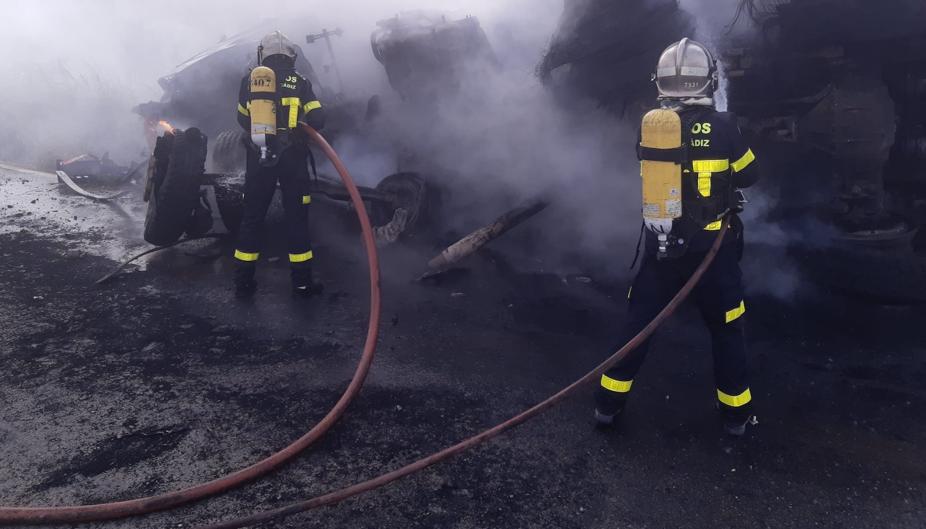 Incendio de un camión en Arcos tras sufrir un accidente de tráfico