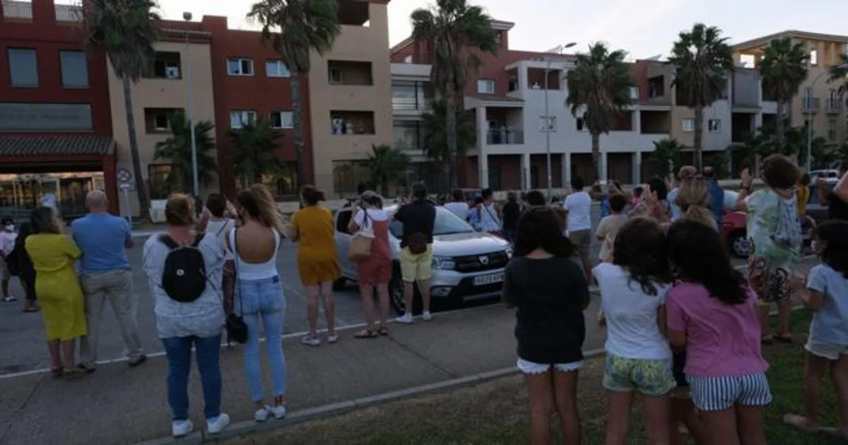 Vecinos de Valdelagrana acudieron a la residencia a mostrarles su apoyo el pasado domingo.