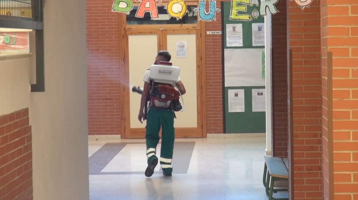 Tareas de desinfección en uno de los colegios de Los Palacios, antes del inicio del curso escolar