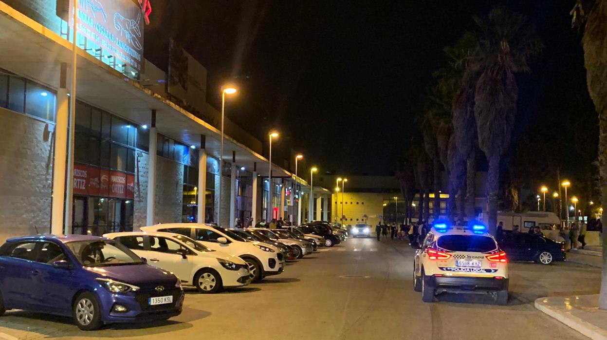 El dispositivo de la Policía Local en la calle Alcalá de los Gazules de Cádiz.